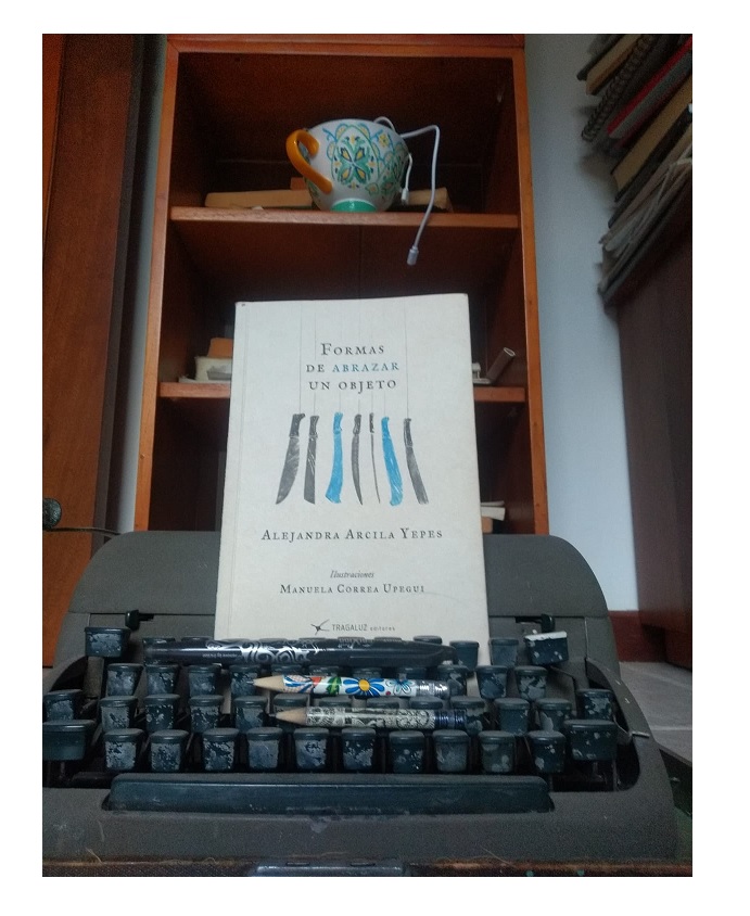 Pensar un objeto es crear un ser vivo (Formas de abrazar un objeto, de Alejandra&nbsp;Arcila)